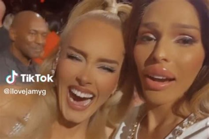 
Adele Laughs Off Fan’s Phone Filter During Vegas Show: ‘What Have You Done to My Face?!’ 