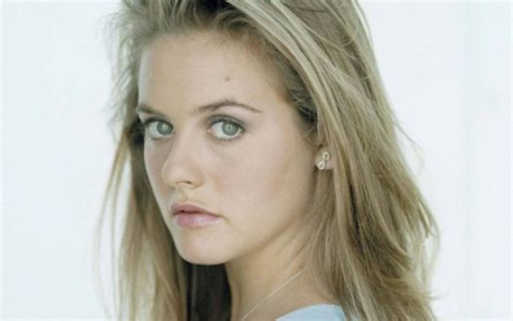 Alicia Silverstone Height, Weight, Measurements, Bra Size, Shoe Size