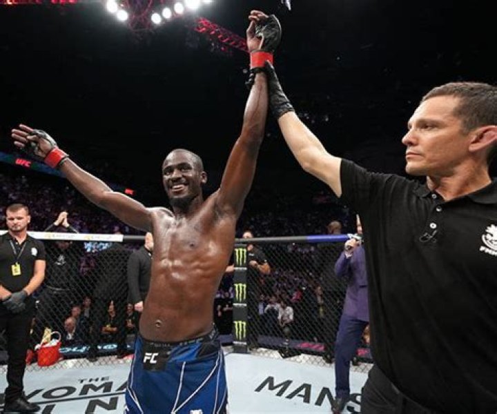 
By majority decision, William Gomis beats Jarno Errens on the last-second try 