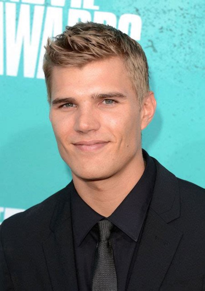 Chris Zylka Height, Weight, Body Measurements, Shoe Size