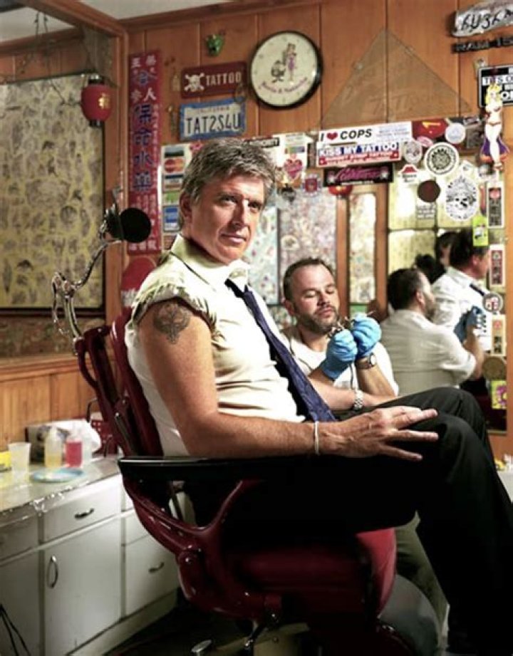 Craig Ferguson: Wife, net worth, tattoos, smoking & body facts