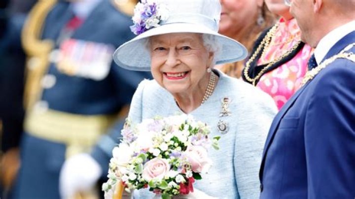 
Elizabeth Is Placed Under Medical Supervision as Royals Head to Scotland, Doctors are ‘Concerned’ 