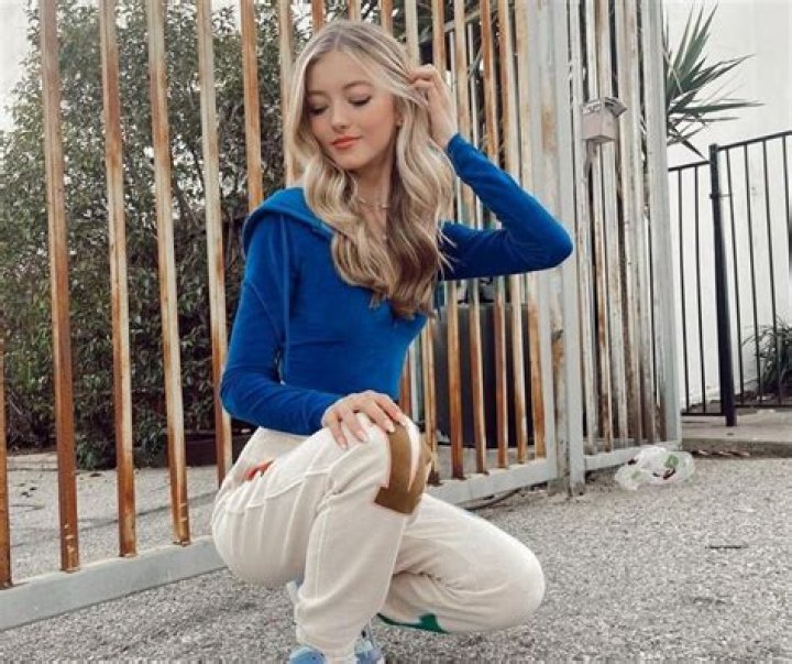 Emily Dobson’s Bio, Height, Weight, Body Measurements, Net Worth & More