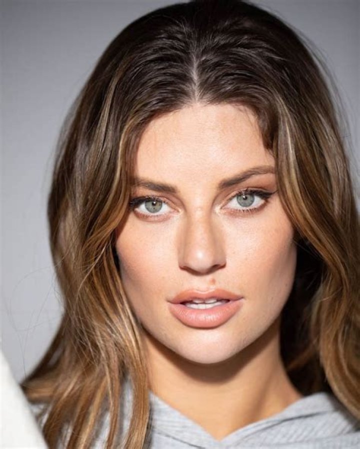Hannah Stocking Age, Biography, Wiki, Family, Body Stats, Dating, Net Worth