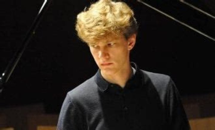 Is Jan Lisiecki Married or Dating? His Wiki, Age, Religion, Height and Net worth