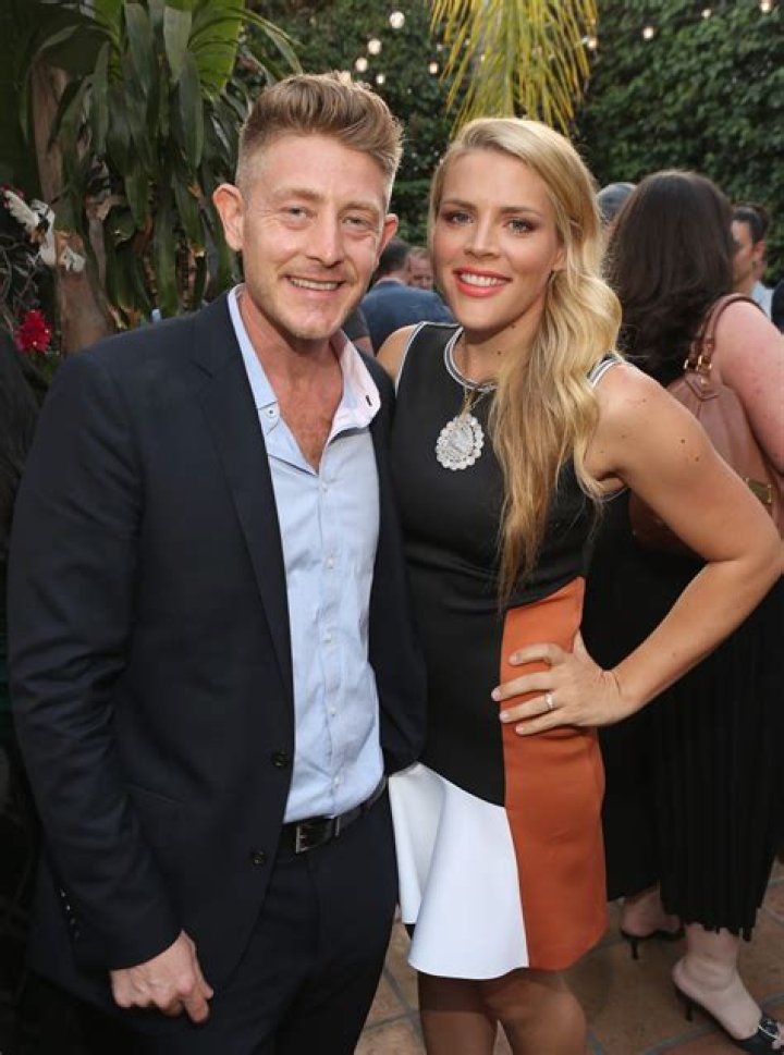 Jason Nash: Girlfriend, net worth, tattoos, smoking & body facts