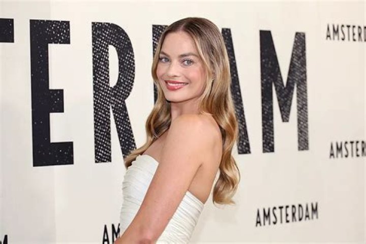 
Margot Robbie Explains Why a Police Officer Was the One to Call ‘Wrap’ on the Set of ‘Amsterdam’ 