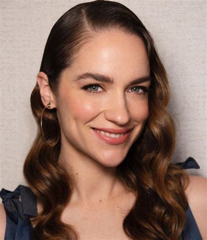 Melanie Scrofano Height, Weight, Net Worth, Age, Wiki, Who, Instagram, Biography