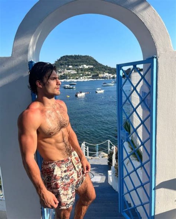 
Miguel Araujo Height, Weight, Net Worth, Age, Birthday, Wikipedia, Who, Instagram, Biography 