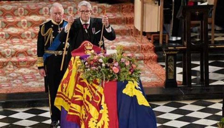 
Queen’s Coffin Lowered Into Royal Vault 
