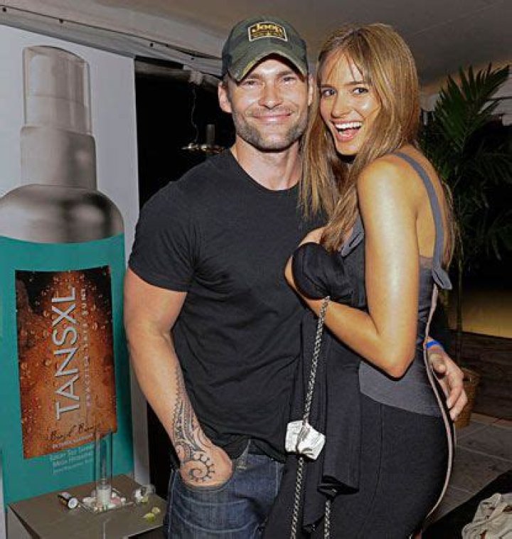 Seann William Scott Married or he is coming out as a Gay man?