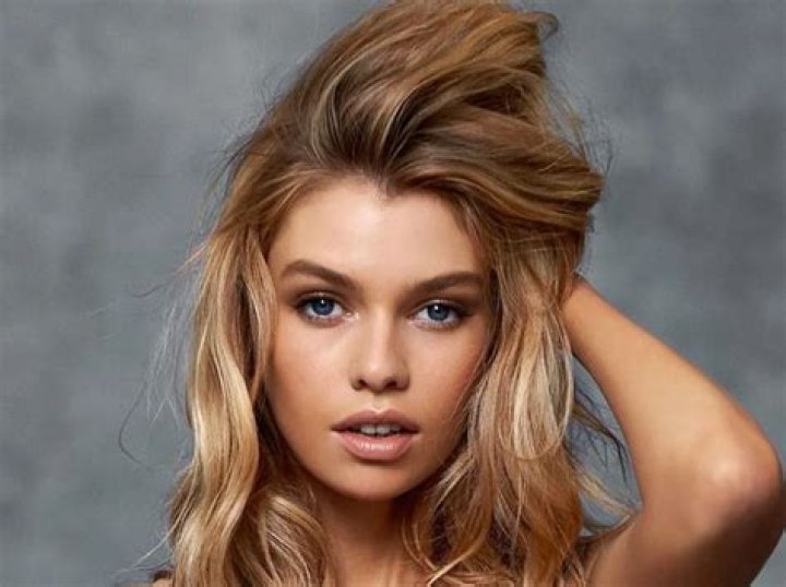 Stella Maxwell Wiki-Bio, Dating, Lesbian, Career, Net Worth, Relationship