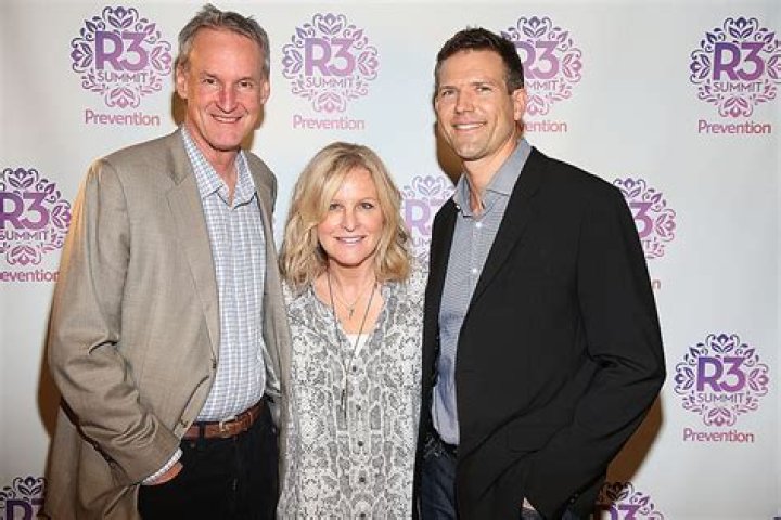 Travis Lane Stork Bio, Wiki, Wife, Books, Residency, The Bachelor, and Net Worth.