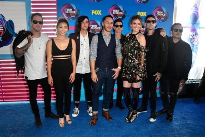 Vic Fuentes Bio, Wiki, Age, Height, Family, Girlfriend, Kellin Quinn, Songs, and Net Worth.