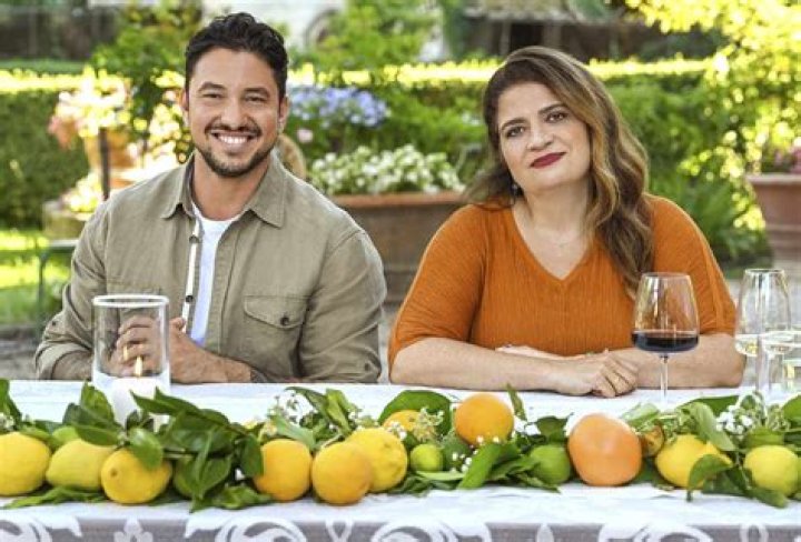 
Who Is Alex Guarnaschelli Dating In 2022? Untold Truth About The Restaurateur’s Love Life 