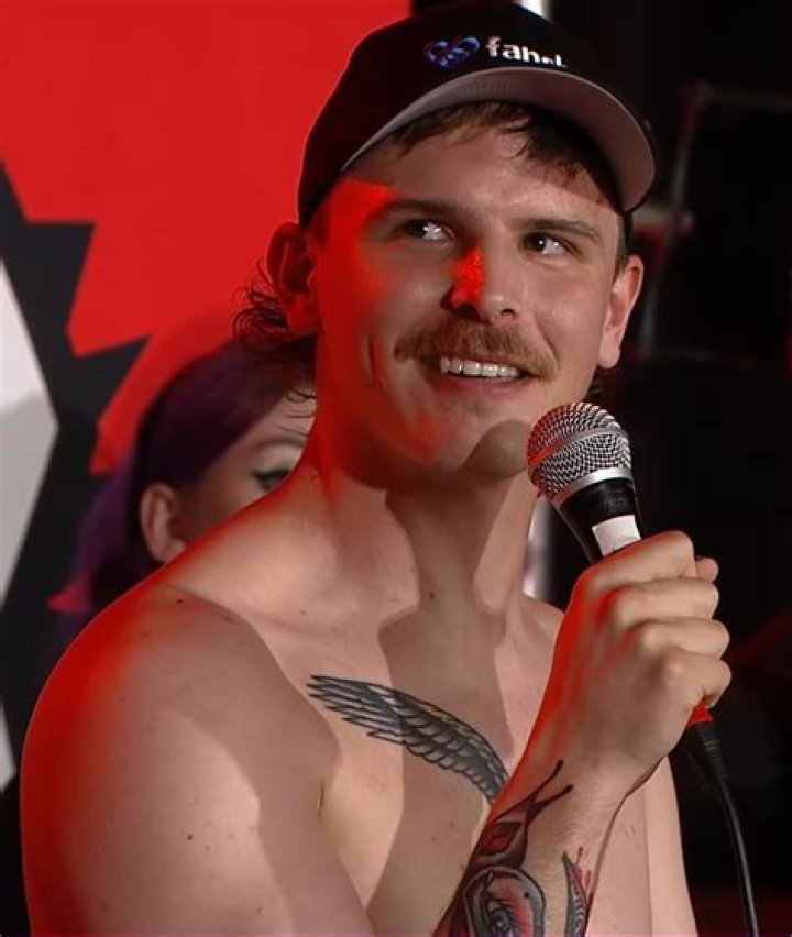 
Who Is iDubbbz Currently Dating? Learn About Her Net Worth, Sexuality, Girlfriend, and more! 