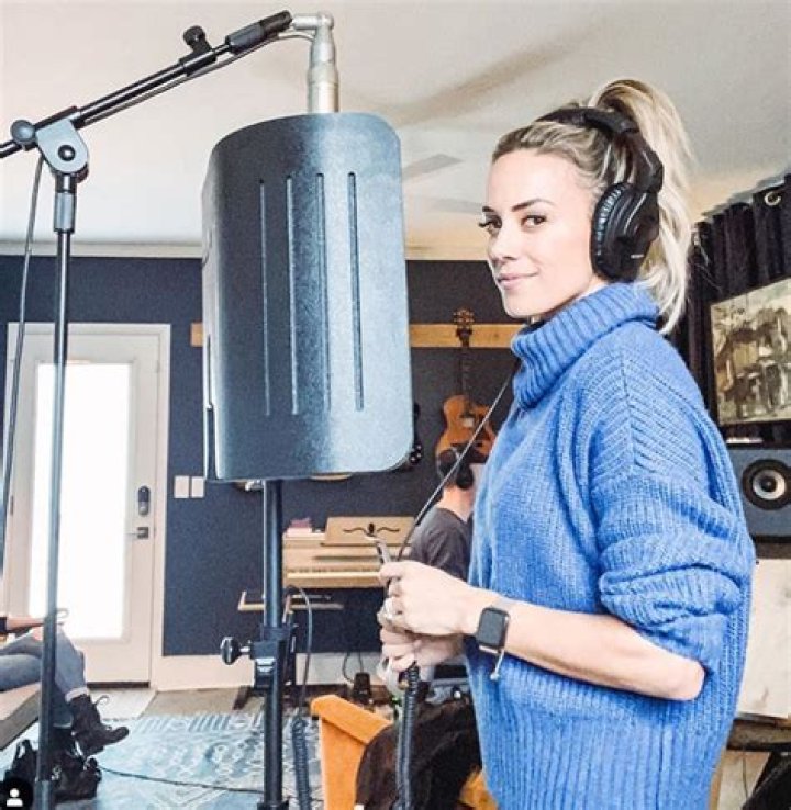Who is Jana Kramer? Jana Kramer Life Story, Biography, Facts, Net Worth, Ethnicity, Dating, Married, Husband, Age, Wiki, Parents, Height, Albums, News