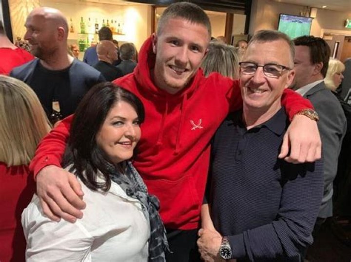 
Who Is John Lundstram Wife? “Scouse John” Trending On Twitter As He Wins Man Of The Match 